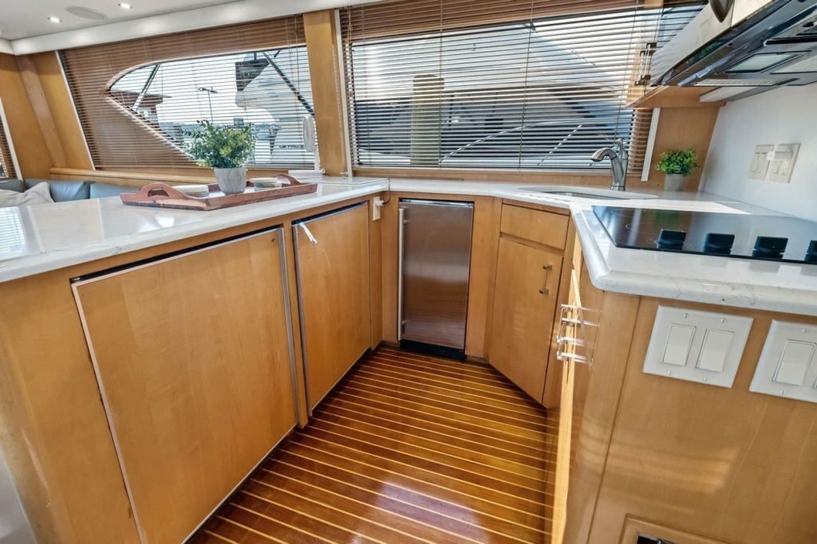 1999 Hatteras 60 Convertible