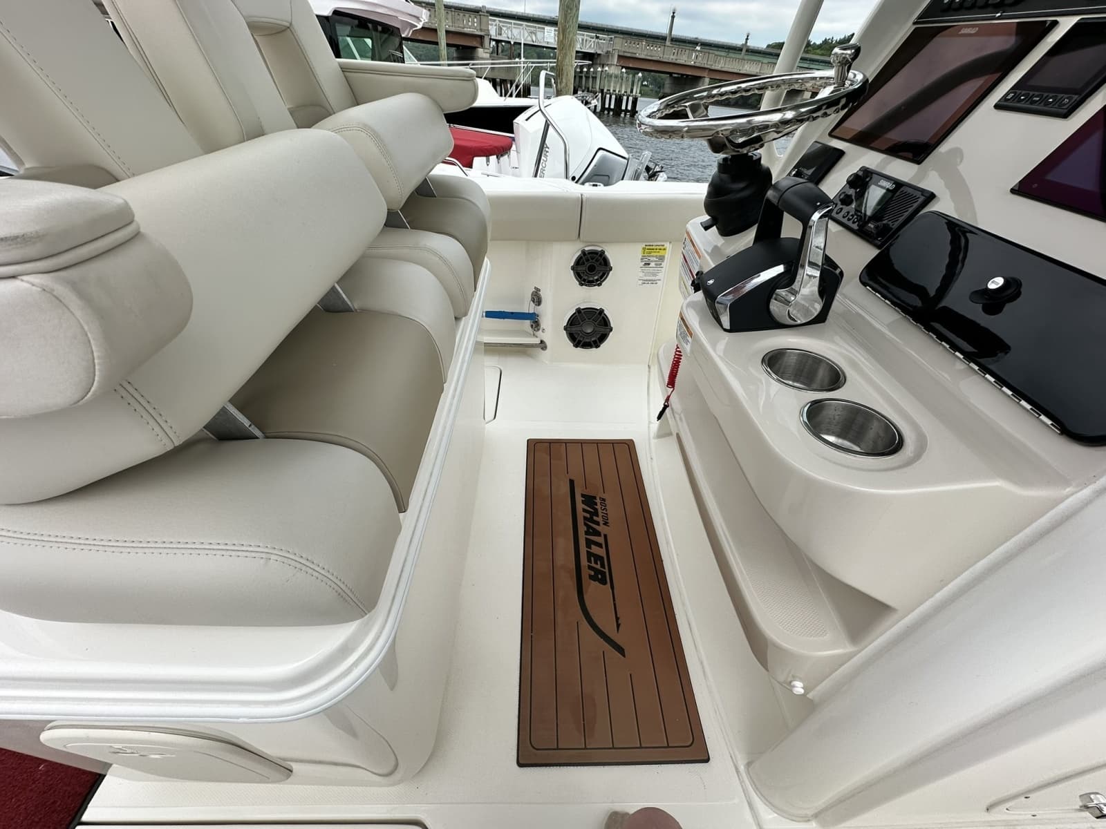 2024 Boston Whaler 250 Outrage