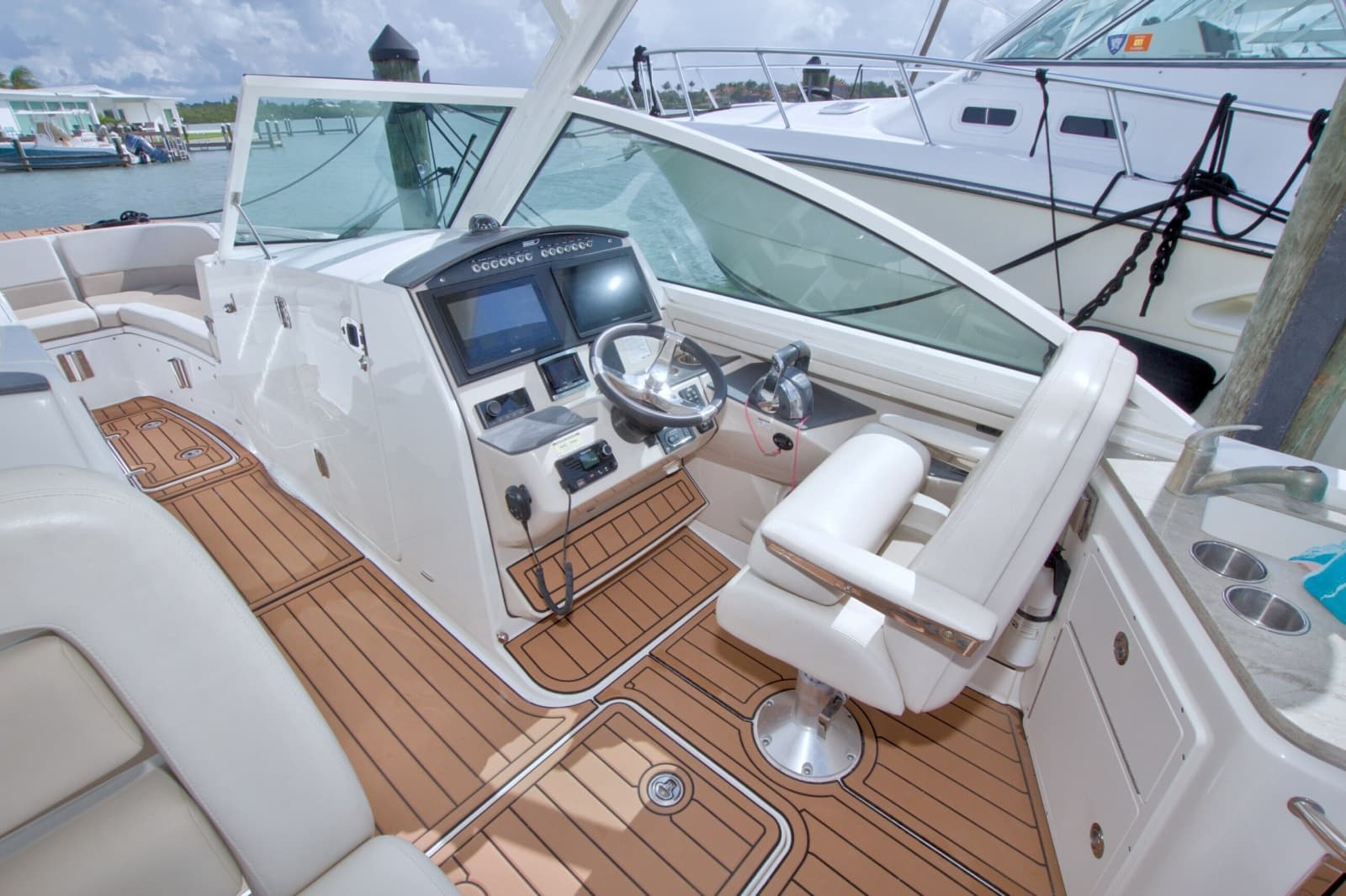 2017 Boston Whaler 320 Vantage