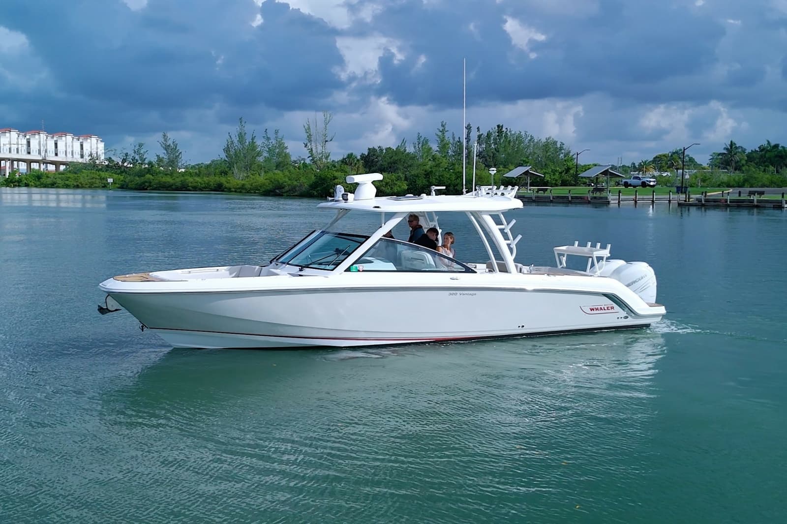 2017 Boston Whaler 320 Vantage