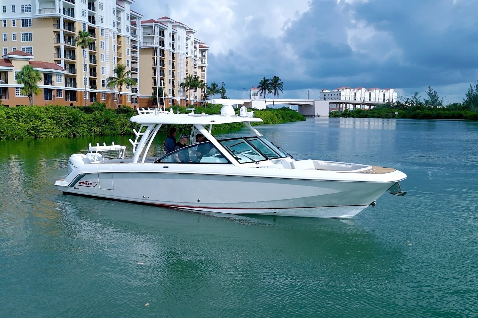2017 Boston Whaler 320 Vantage