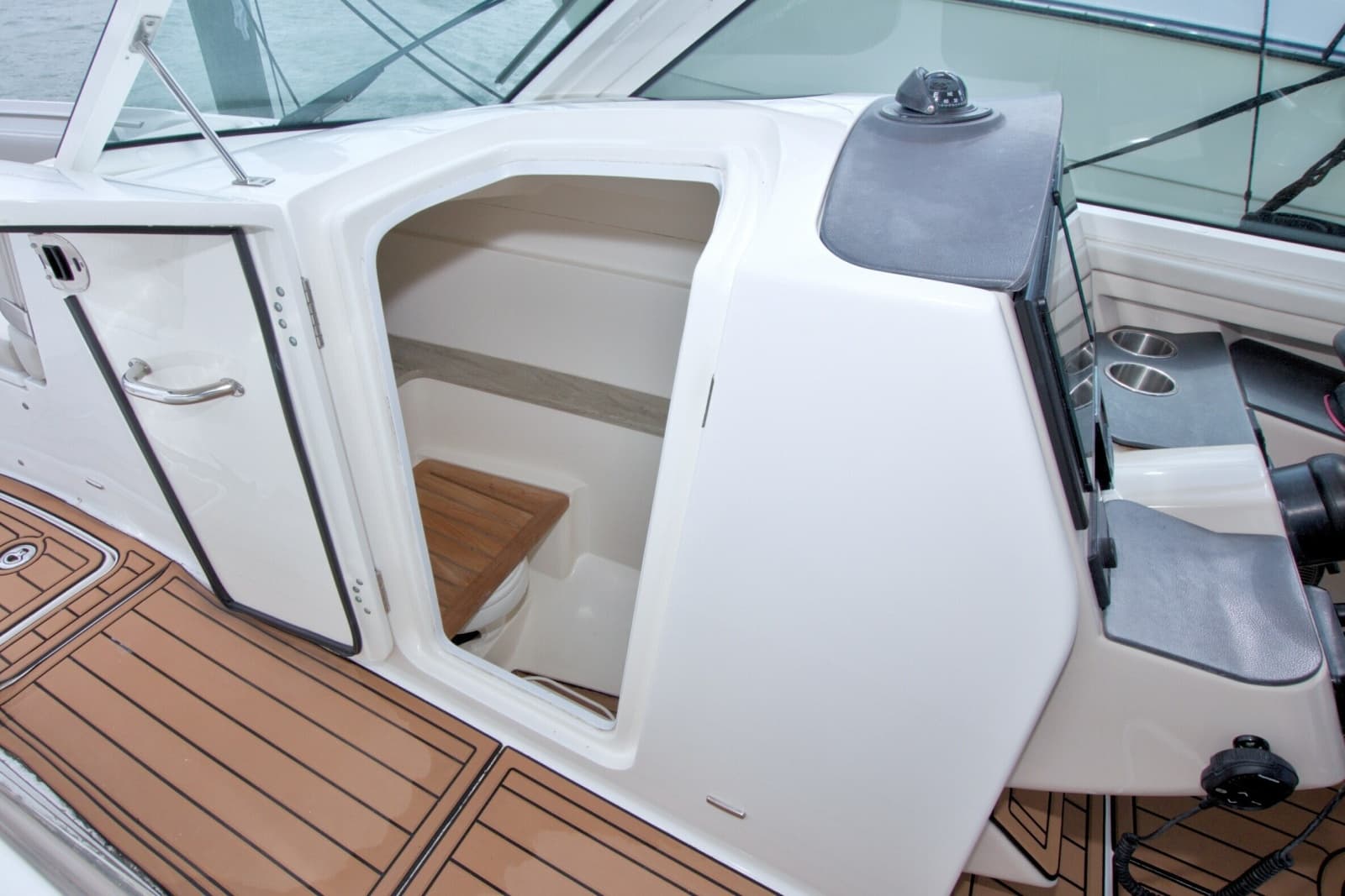 2017 Boston Whaler 320 Vantage