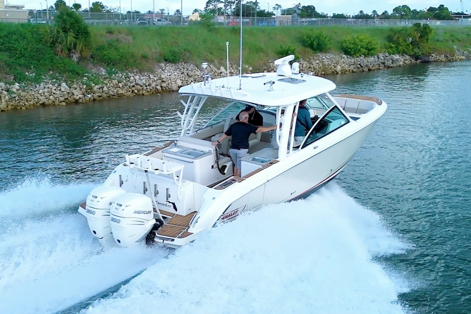 2017 Boston Whaler 320 Vantage
