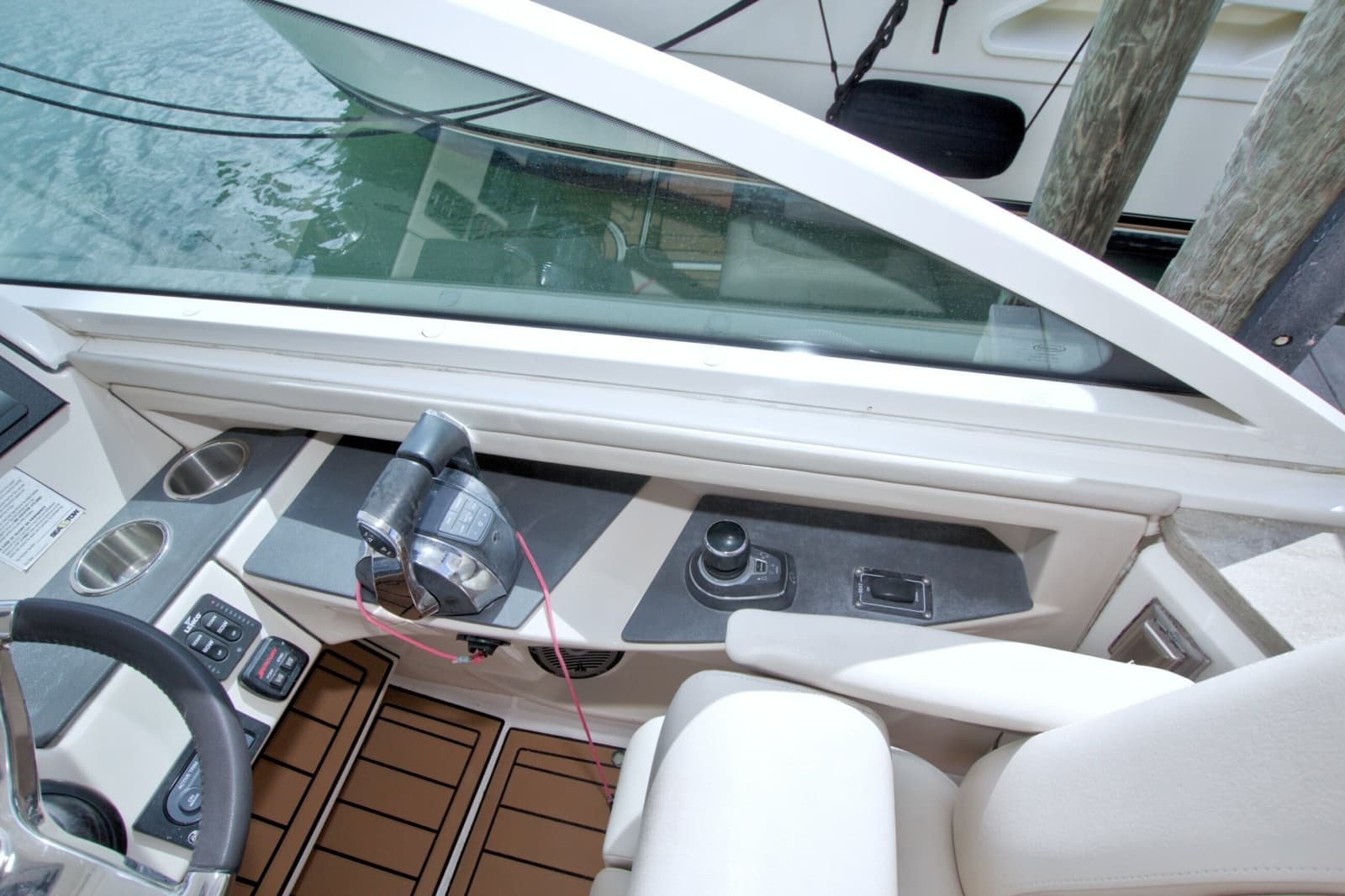 2017 Boston Whaler 320 Vantage
