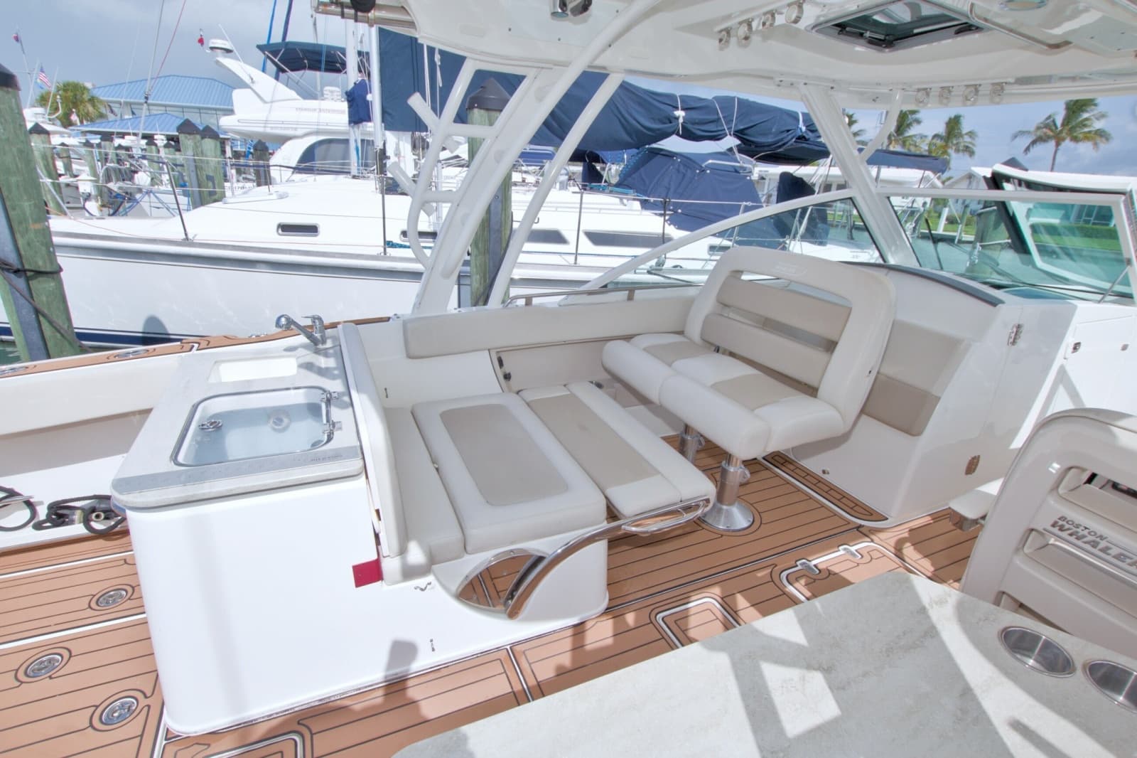 2017 Boston Whaler 320 Vantage