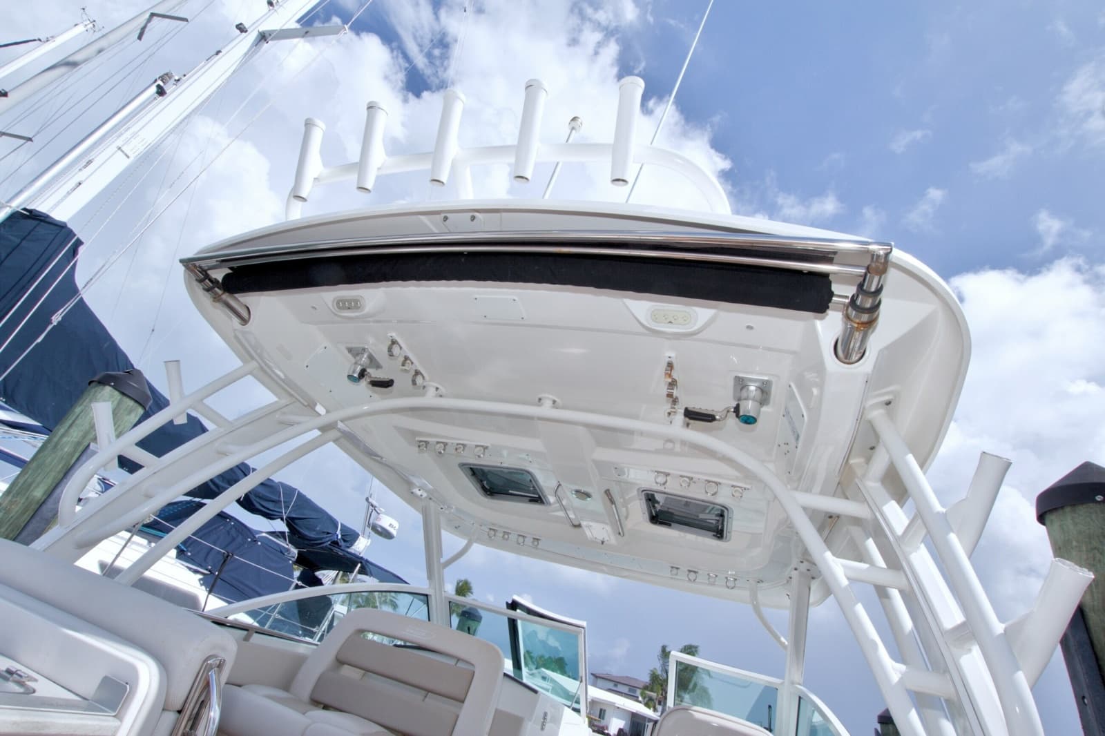 2017 Boston Whaler 320 Vantage