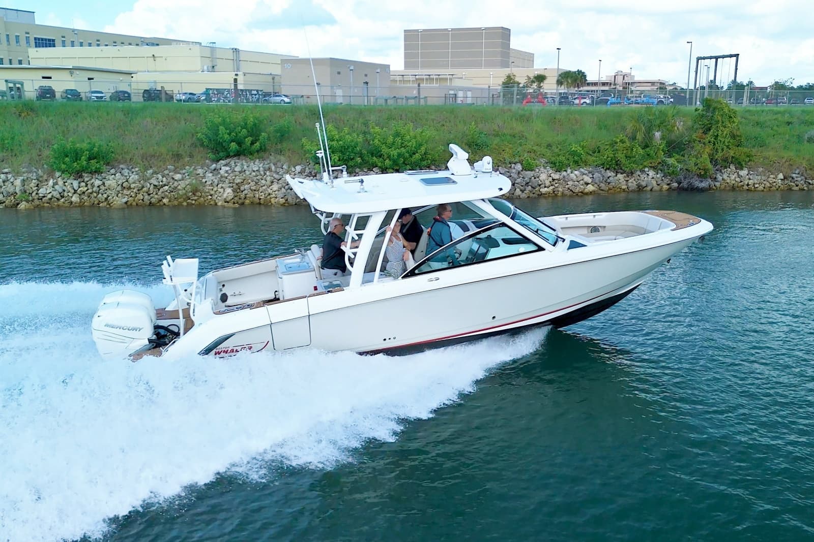 2017 Boston Whaler 320 Vantage