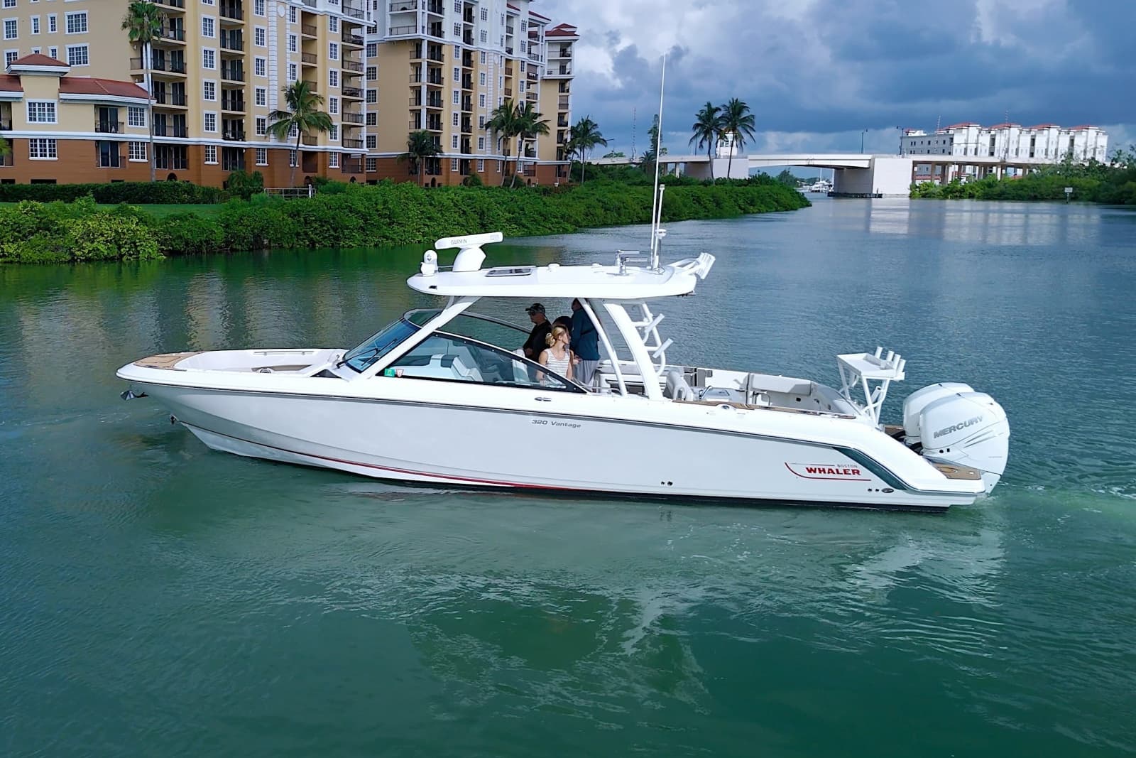 2017 Boston Whaler 320 Vantage