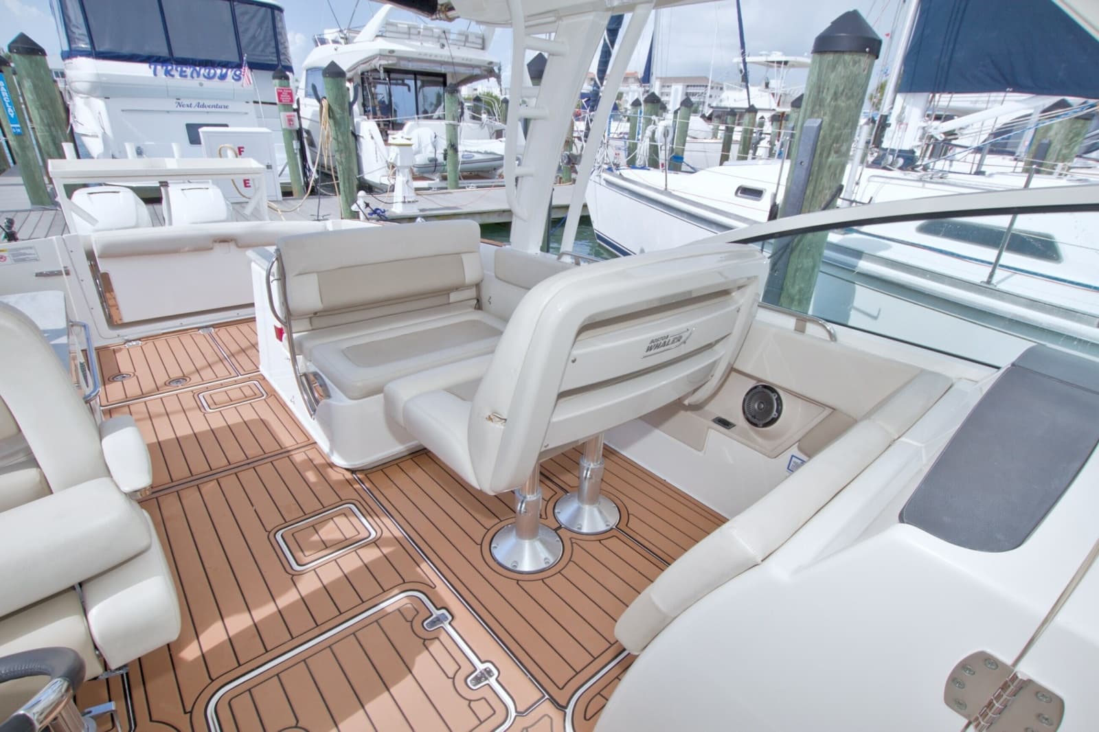 2017 Boston Whaler 320 Vantage