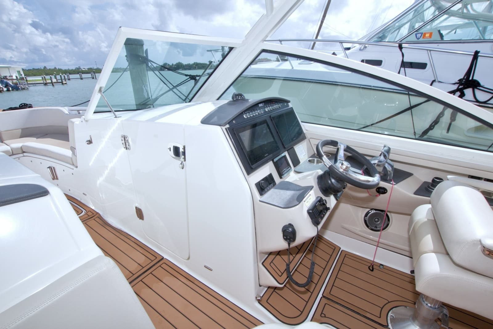 2017 Boston Whaler 320 Vantage