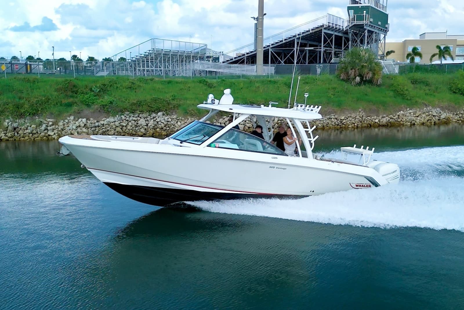 2017 Boston Whaler 320 Vantage