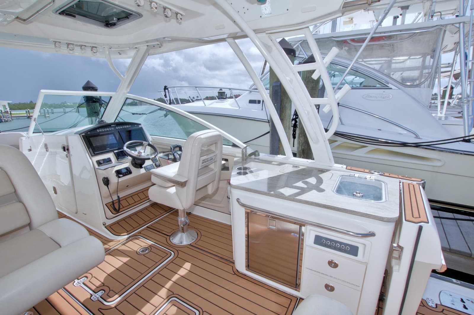 2017 Boston Whaler 320 Vantage