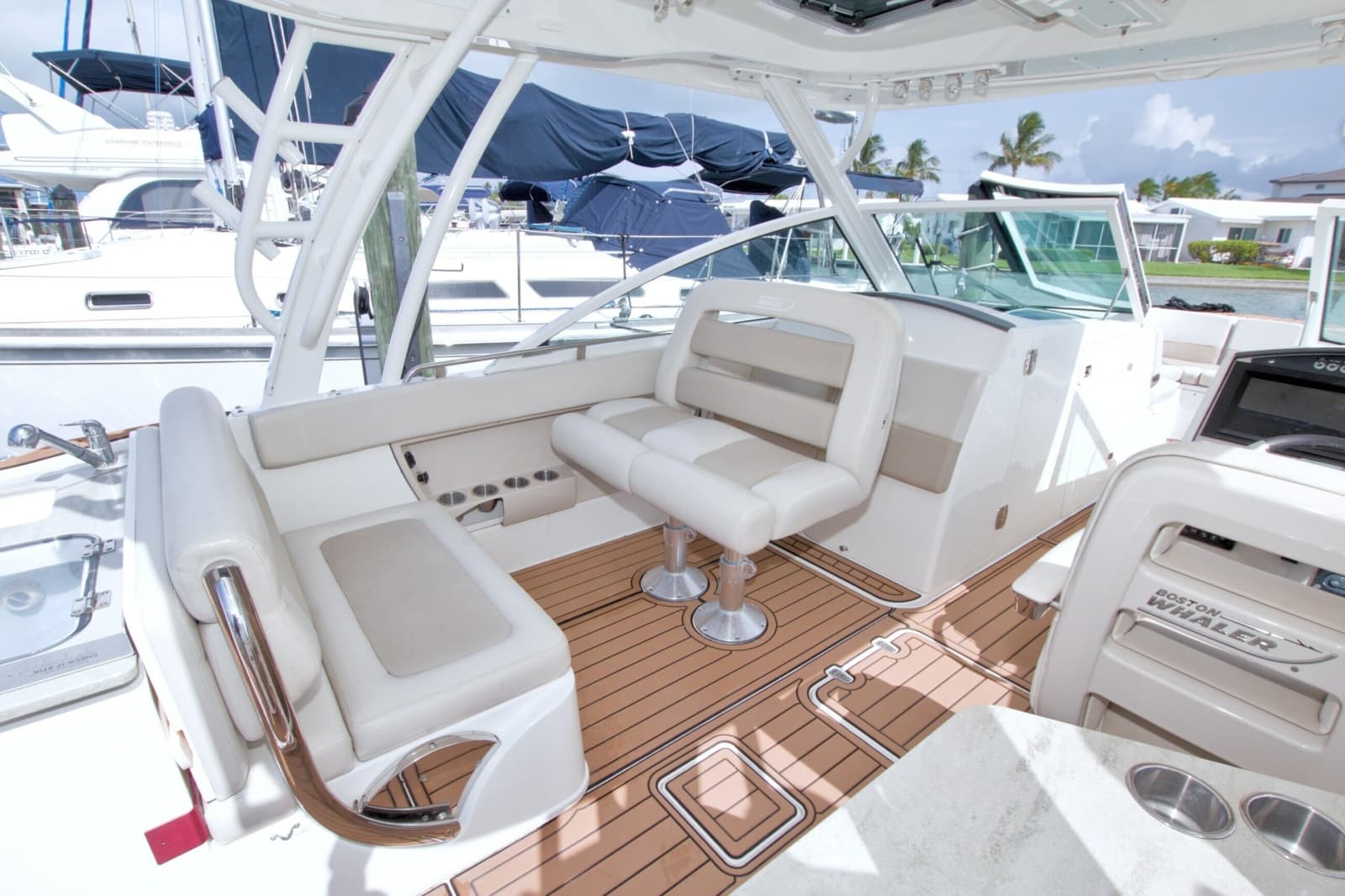 2017 Boston Whaler 320 Vantage
