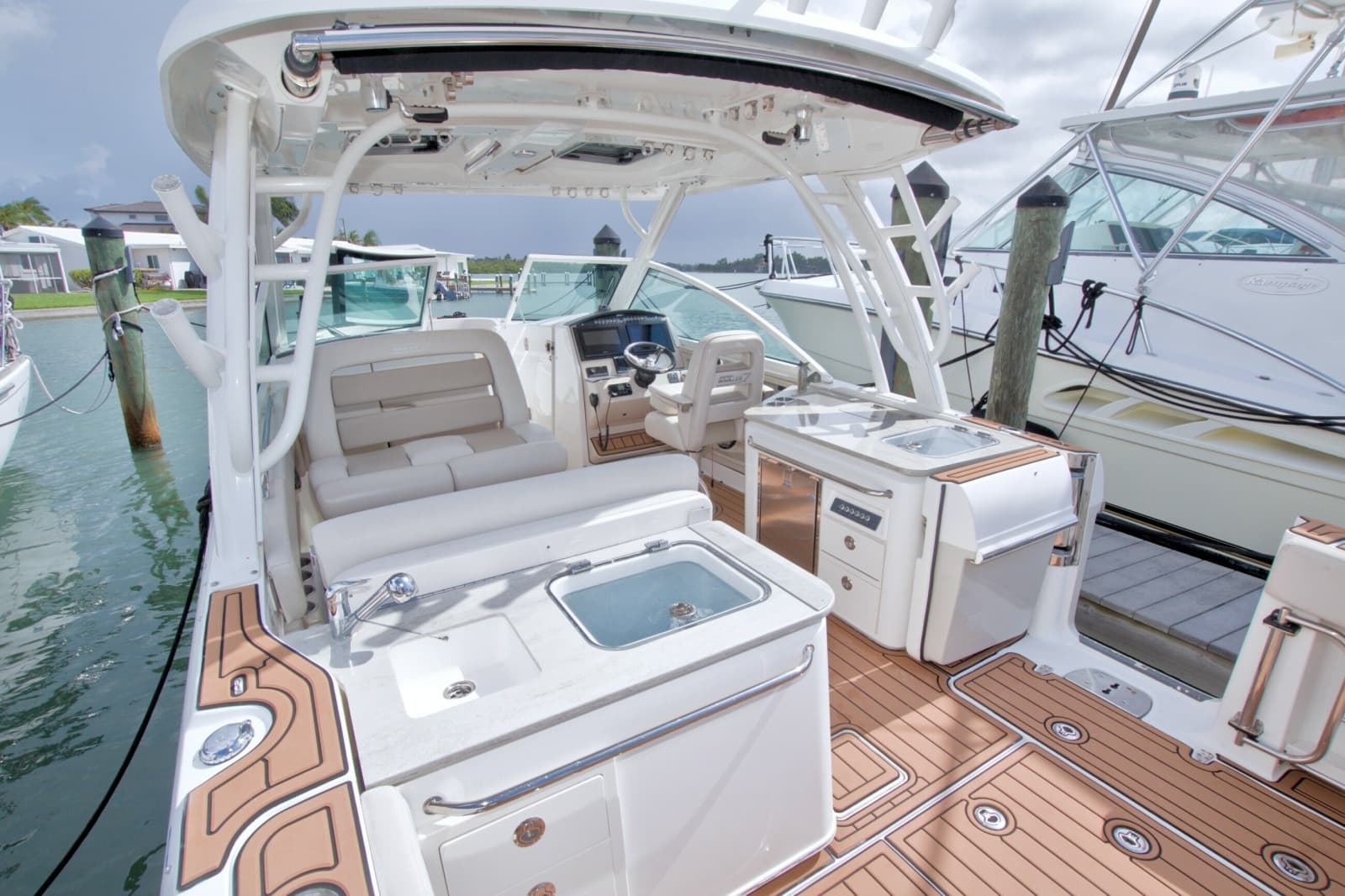 2017 Boston Whaler 320 Vantage
