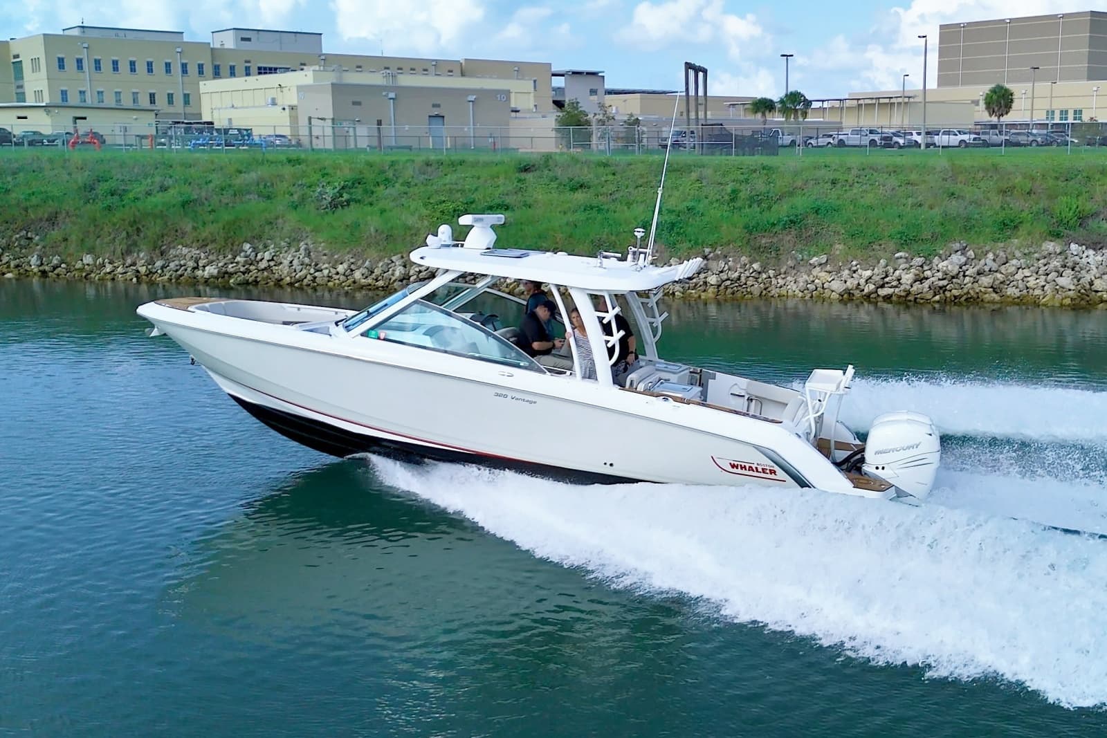 2017 Boston Whaler 320 Vantage