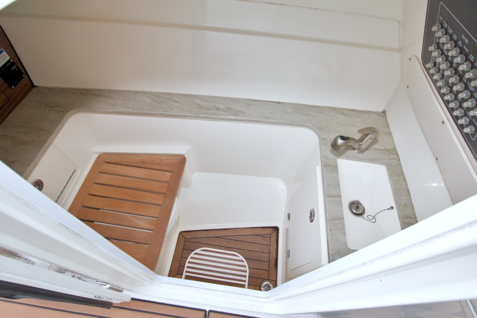 2017 Boston Whaler 320 Vantage