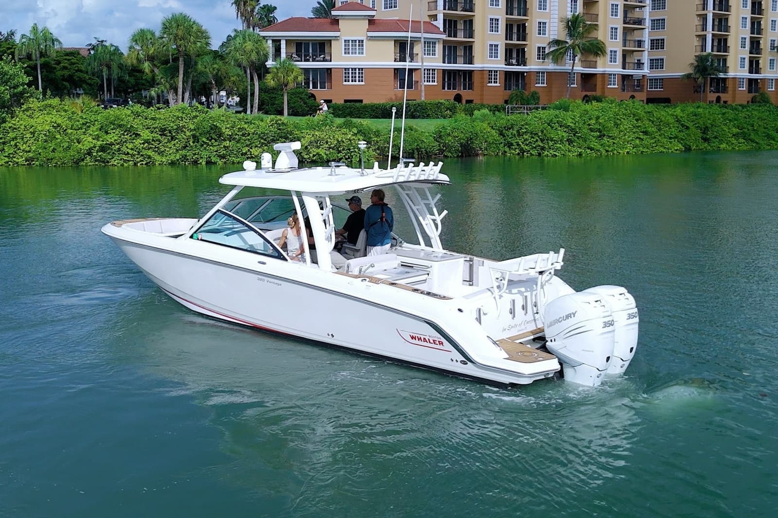 2017 Boston Whaler 320 Vantage