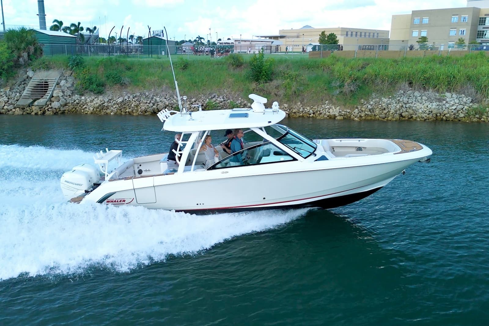 2017 Boston Whaler 320 Vantage