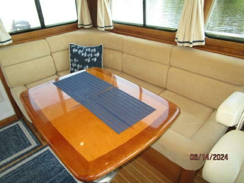 42' Sabre salon port seating