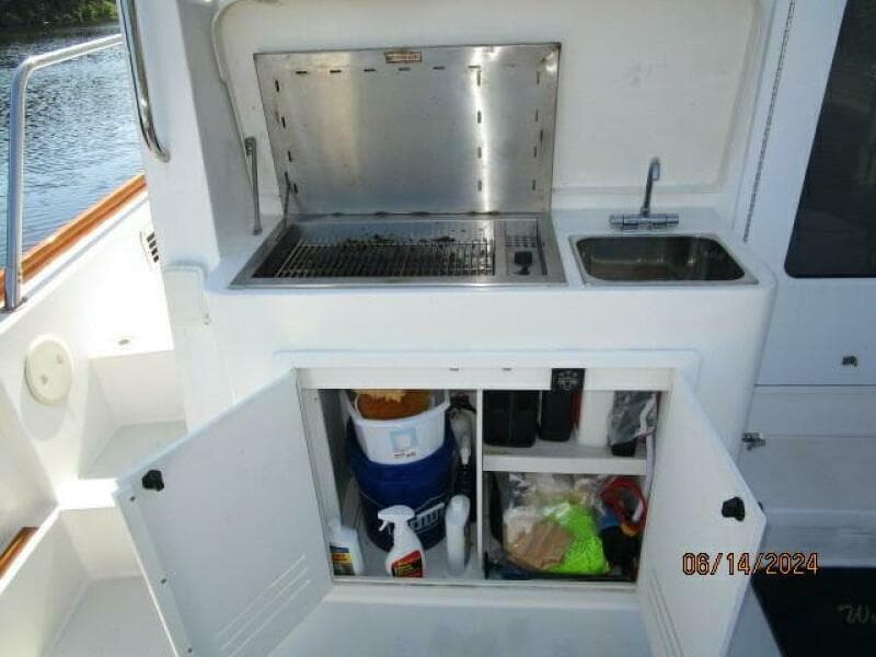 42' Sabre cockpit wetbar