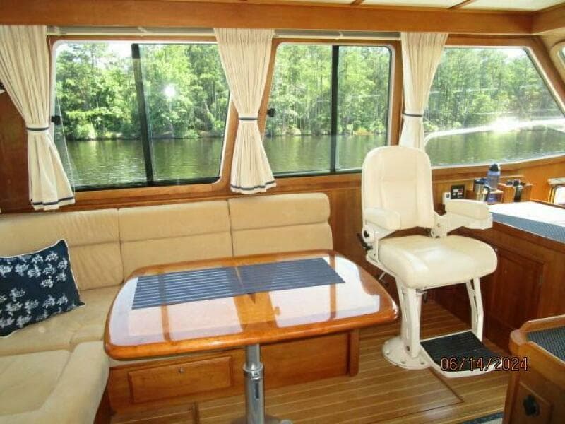 42' Sabre salon port