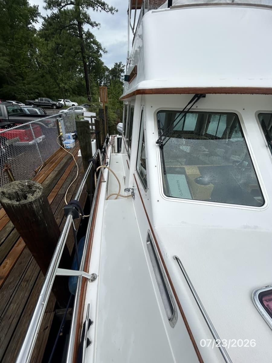 42' Sabre starboard side deck2
