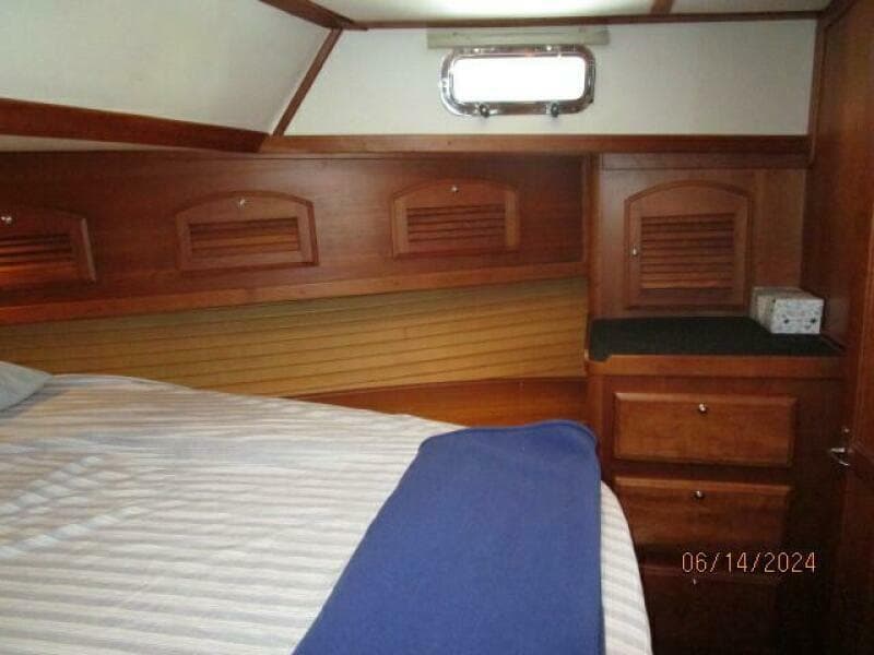 42' Sabre master stateroom starboard