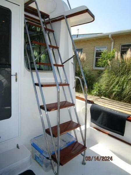 42' Sabre cockpit-flybridge stairs