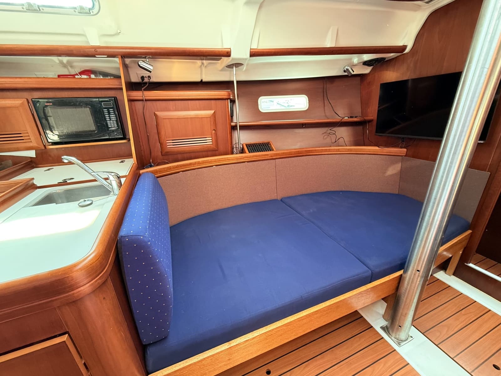 2004 Beneteau 373