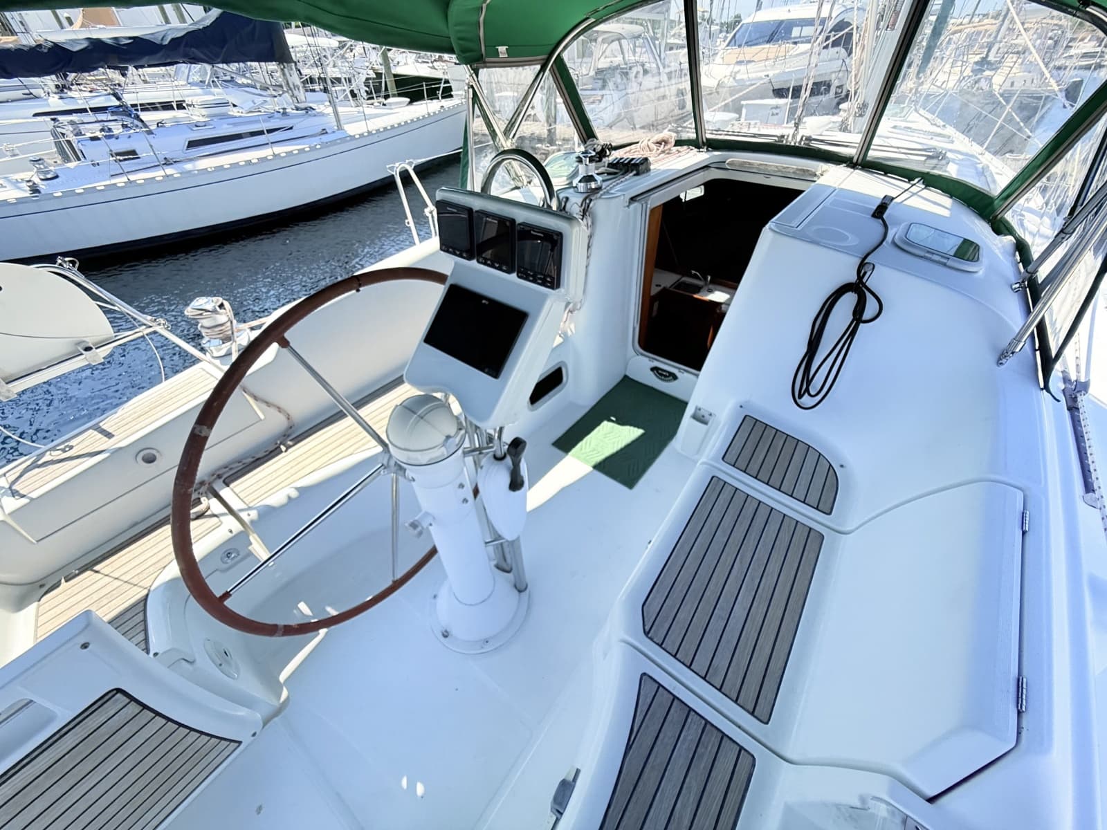 2004 Beneteau 373