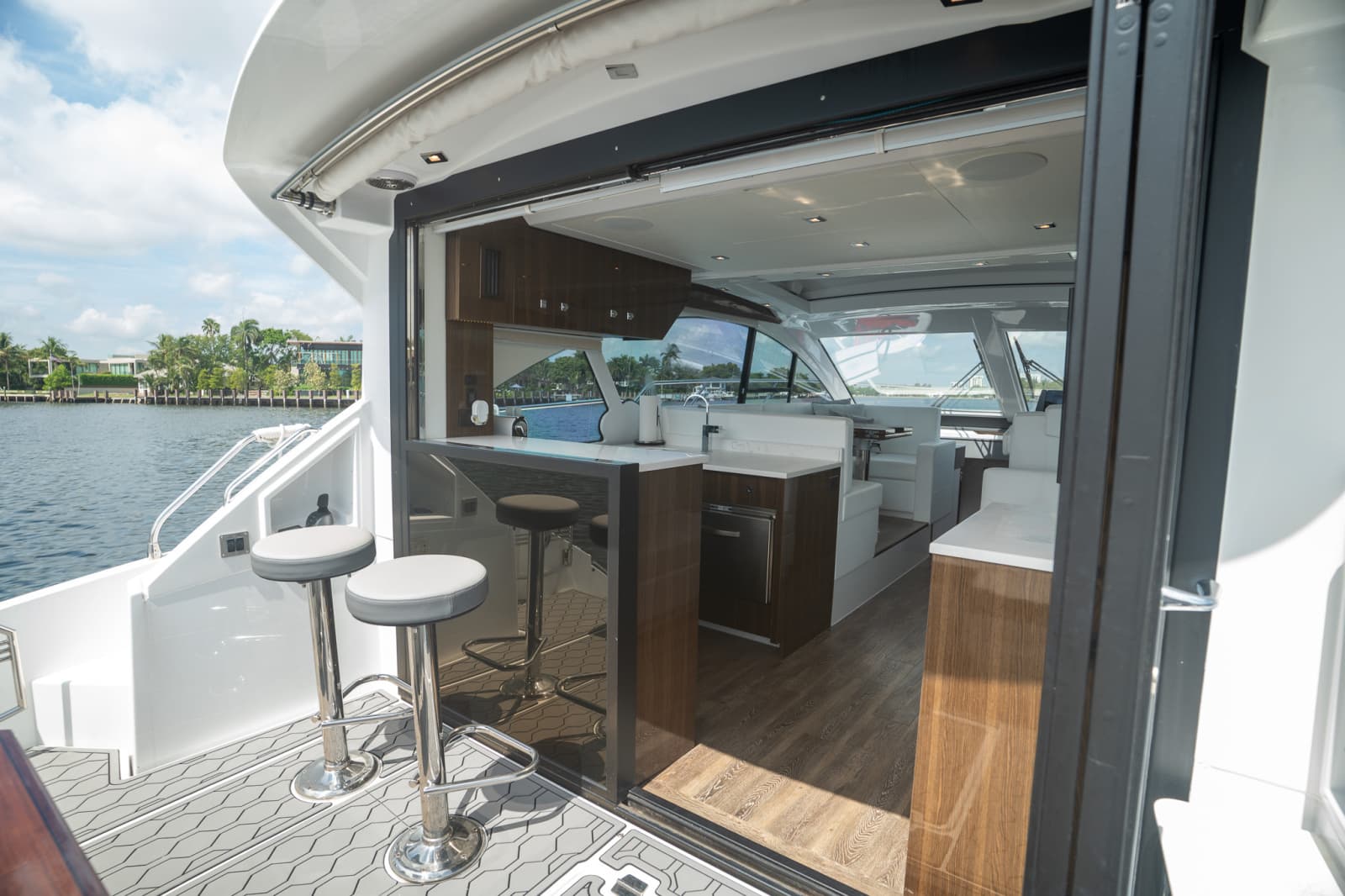 2023 Cruisers Yachts 50 CANTIUS