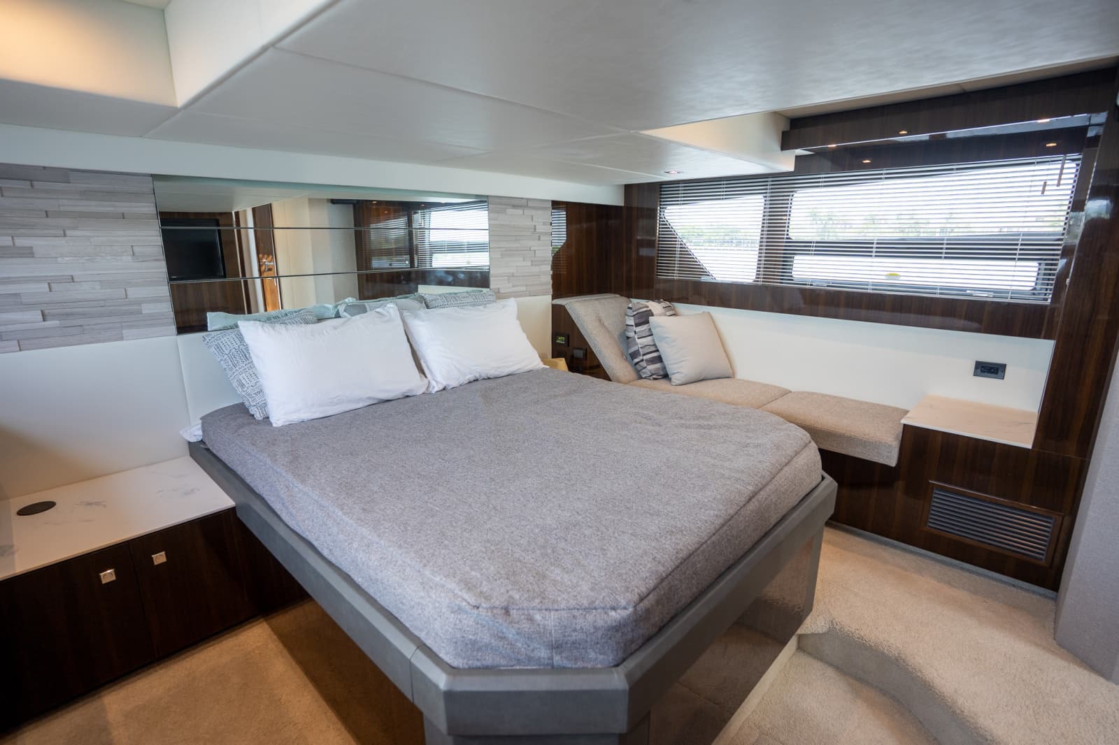 2023 Cruisers Yachts 50 CANTIUS