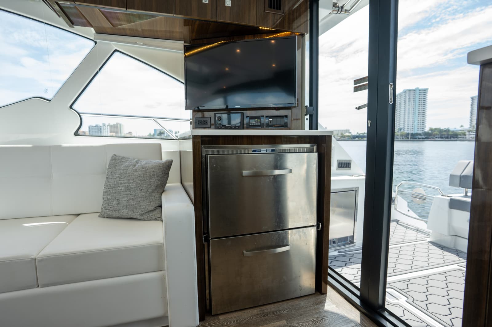 2023 Cruisers Yachts 50 CANTIUS