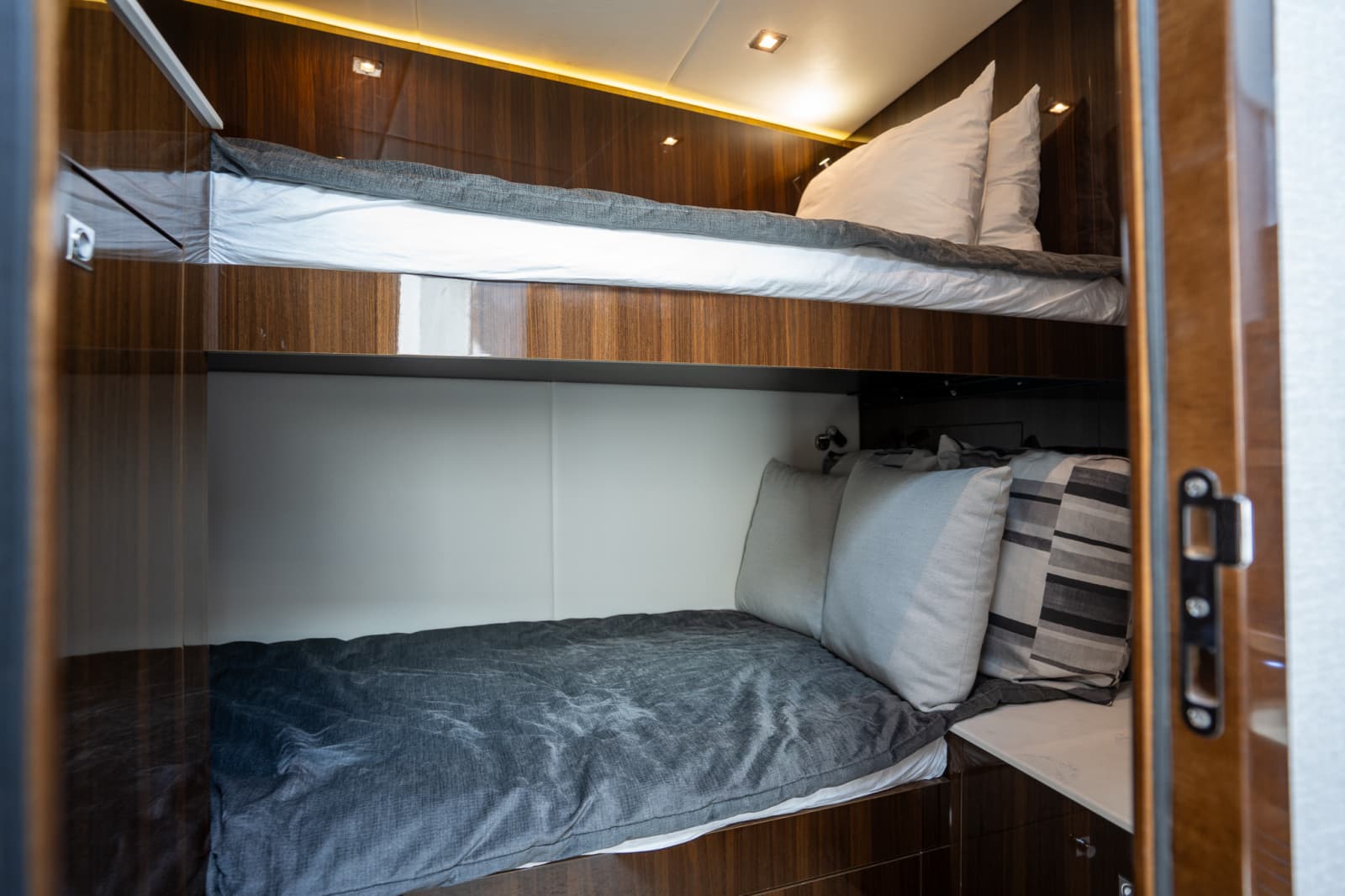 2023 Cruisers Yachts 50 CANTIUS