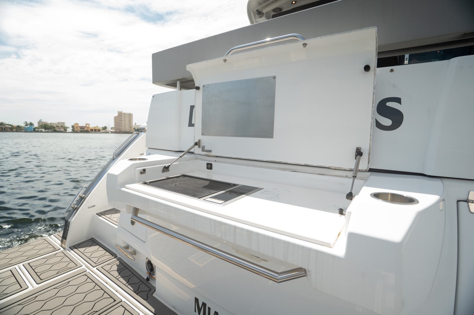 2023 Cruisers Yachts 50 CANTIUS