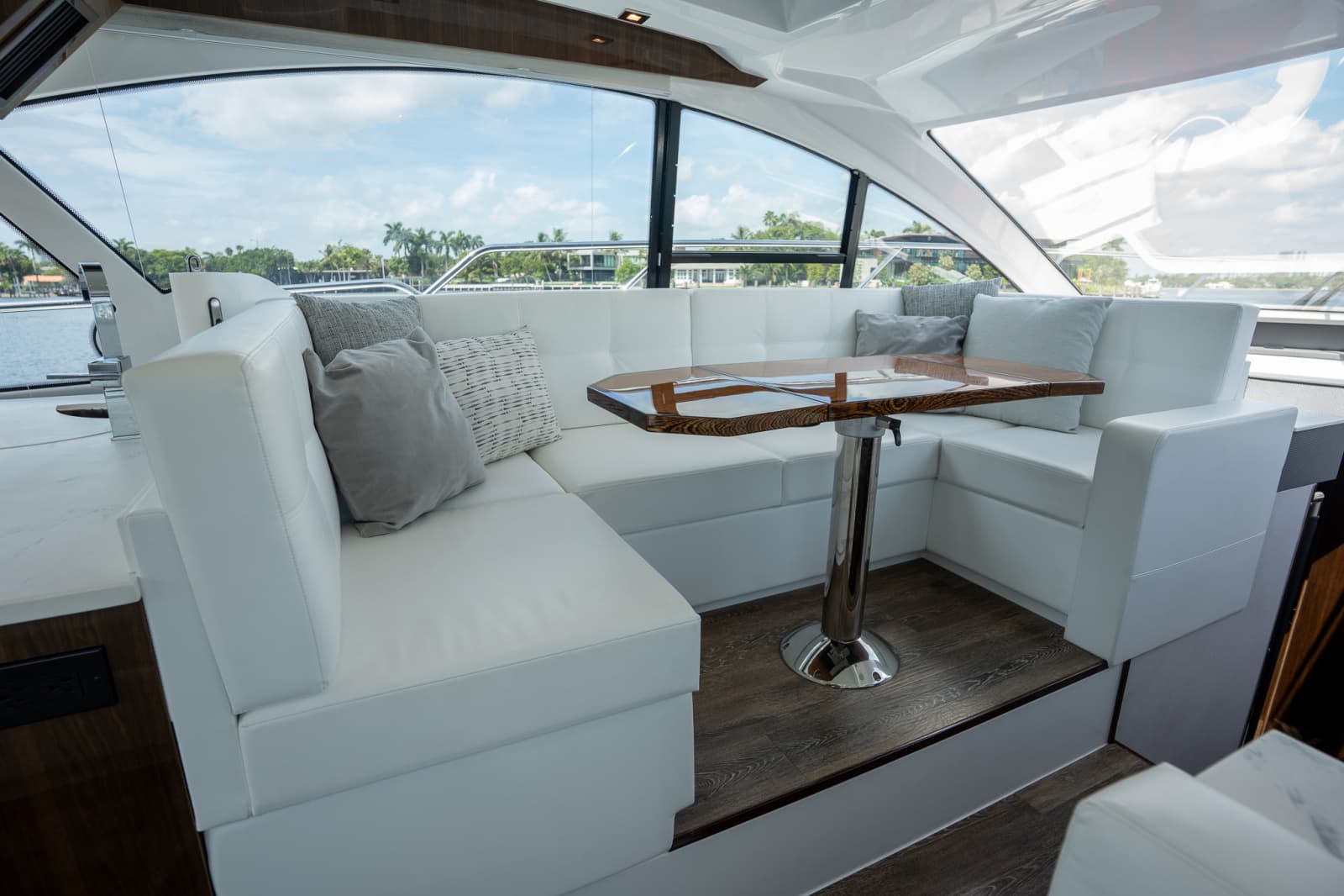 2023 Cruisers Yachts 50 CANTIUS