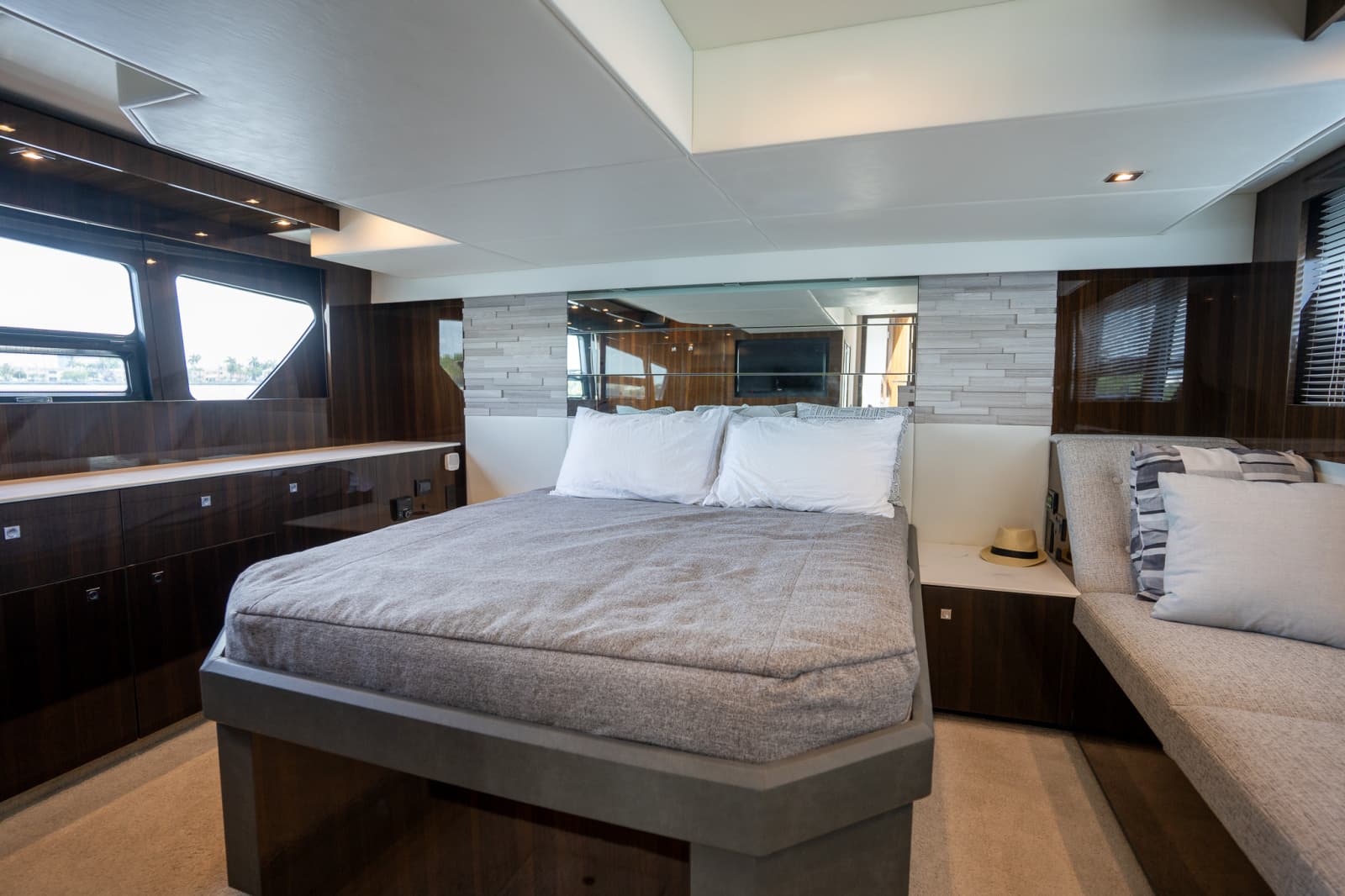2023 Cruisers Yachts 50 CANTIUS
