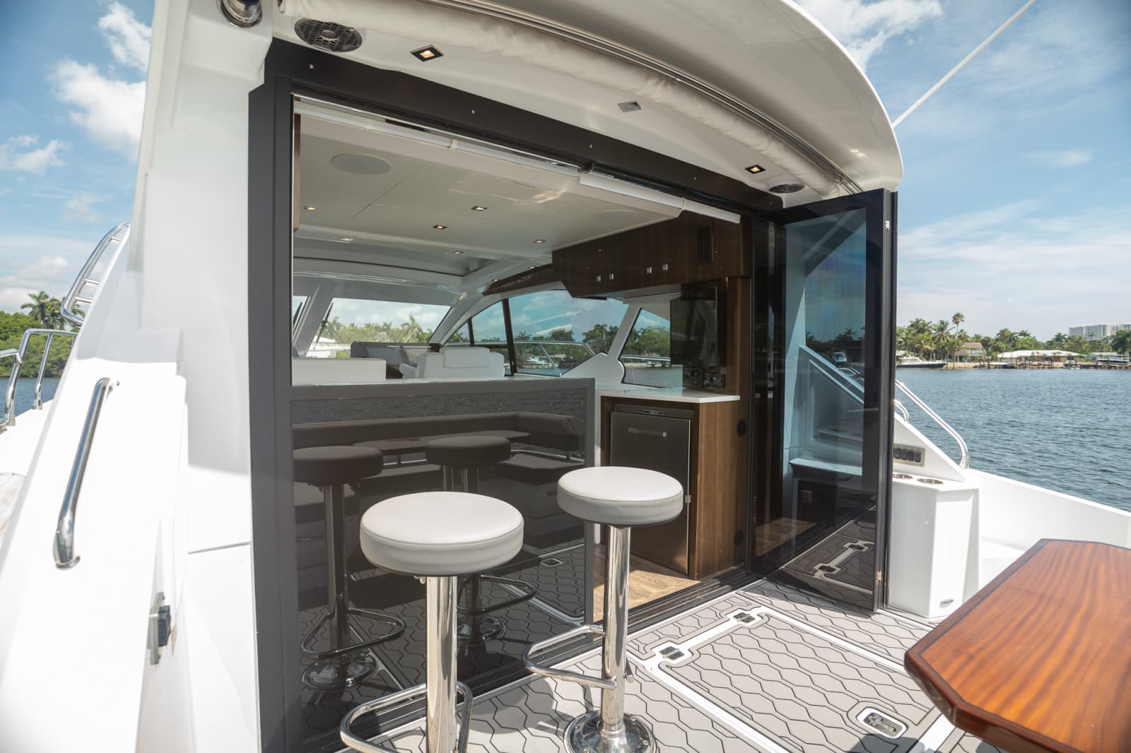 2023 Cruisers Yachts 50 CANTIUS