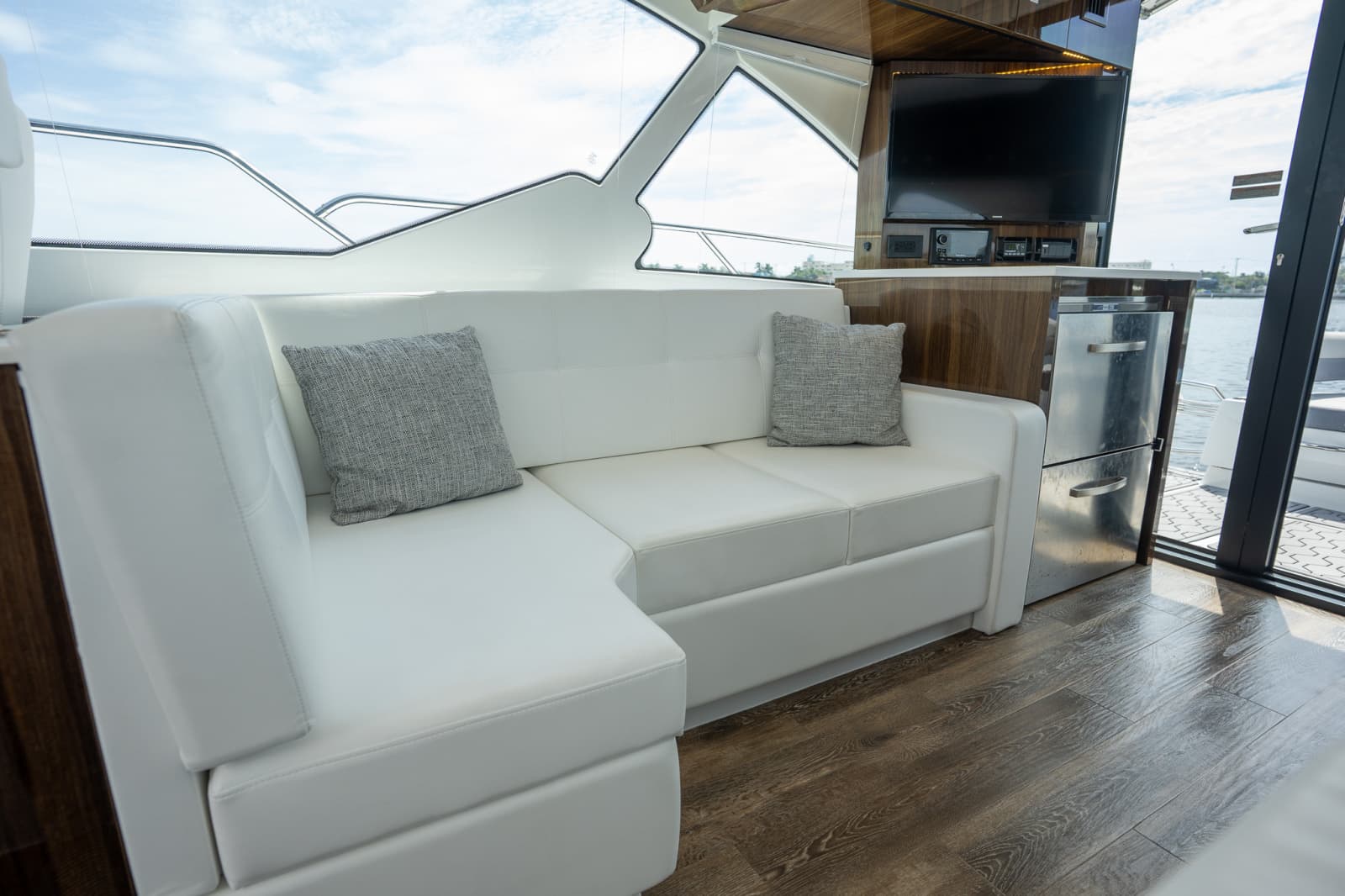 2023 Cruisers Yachts 50 CANTIUS