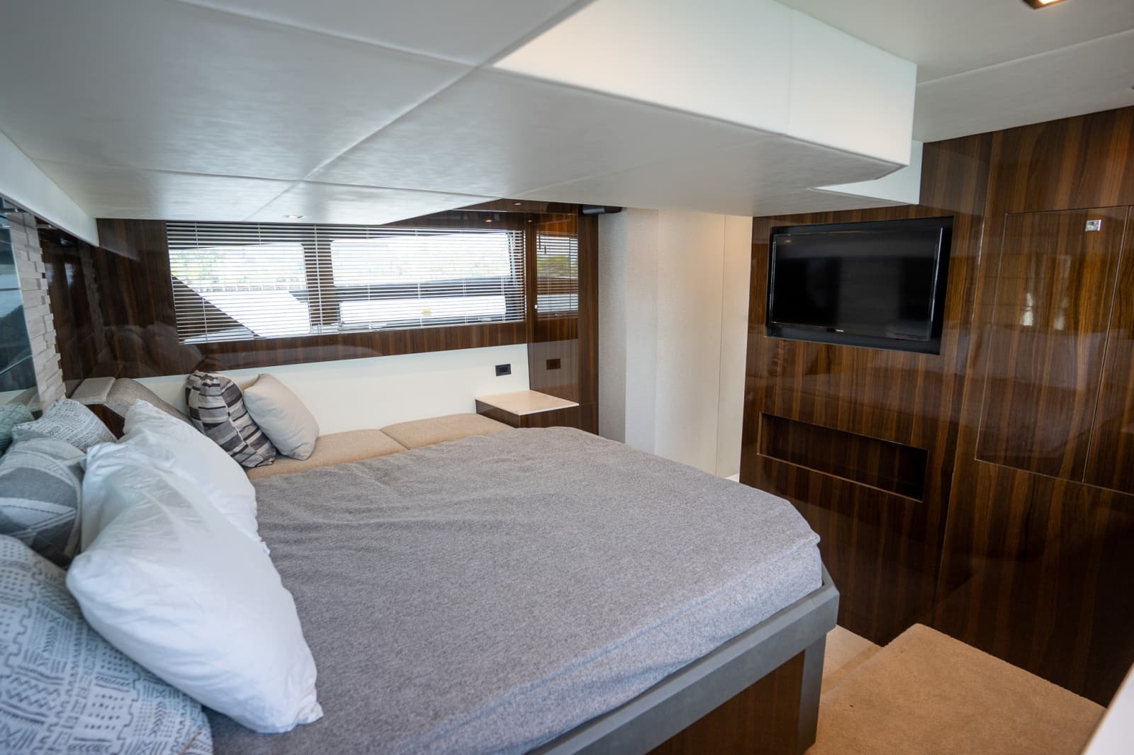 2023 Cruisers Yachts 50 CANTIUS