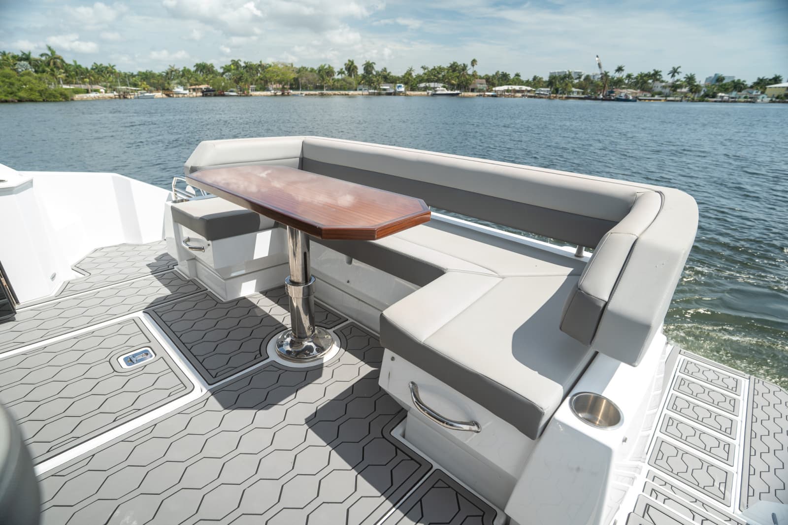 2023 Cruisers Yachts 50 CANTIUS