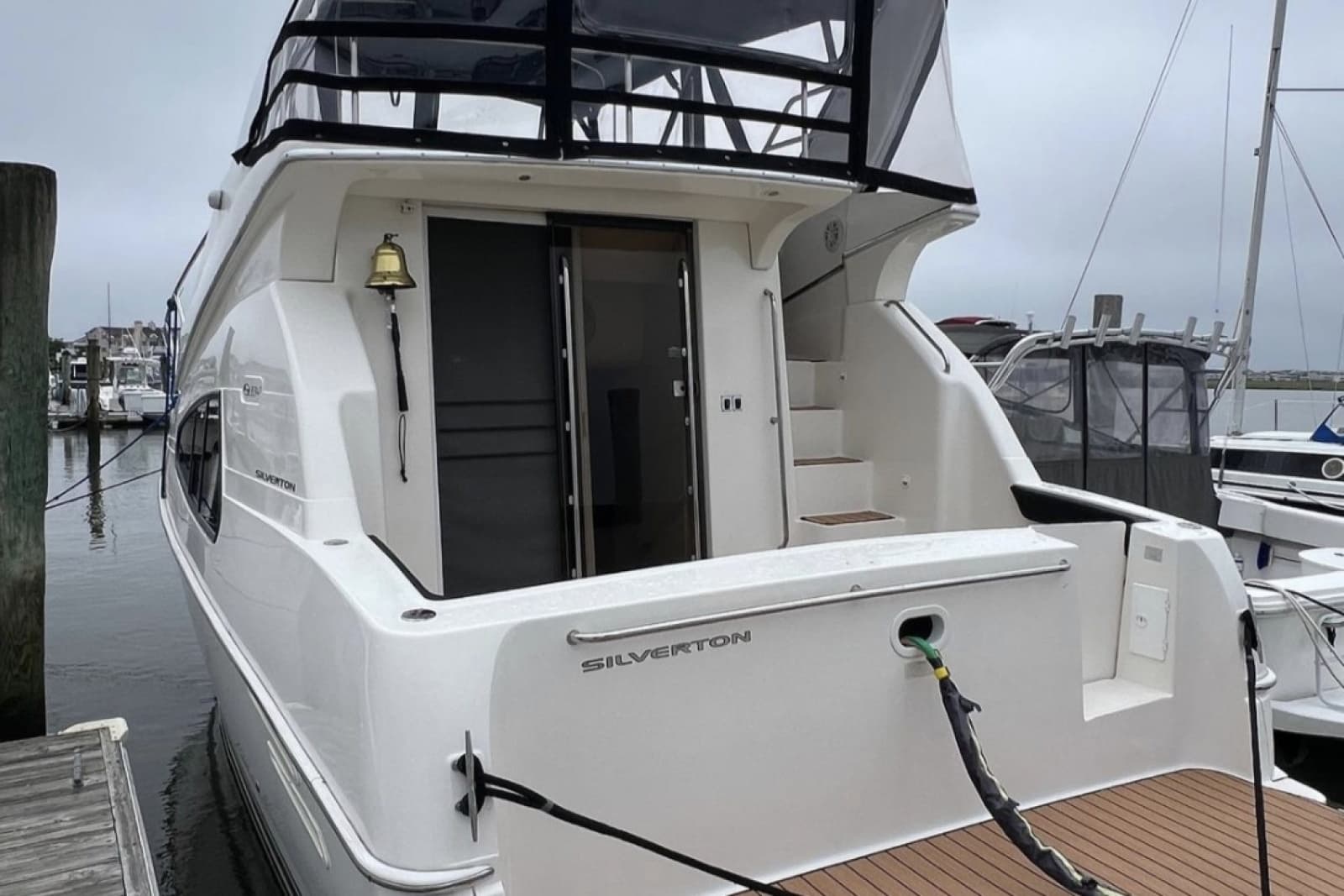 2001 Silverton 330 Sport Bridge