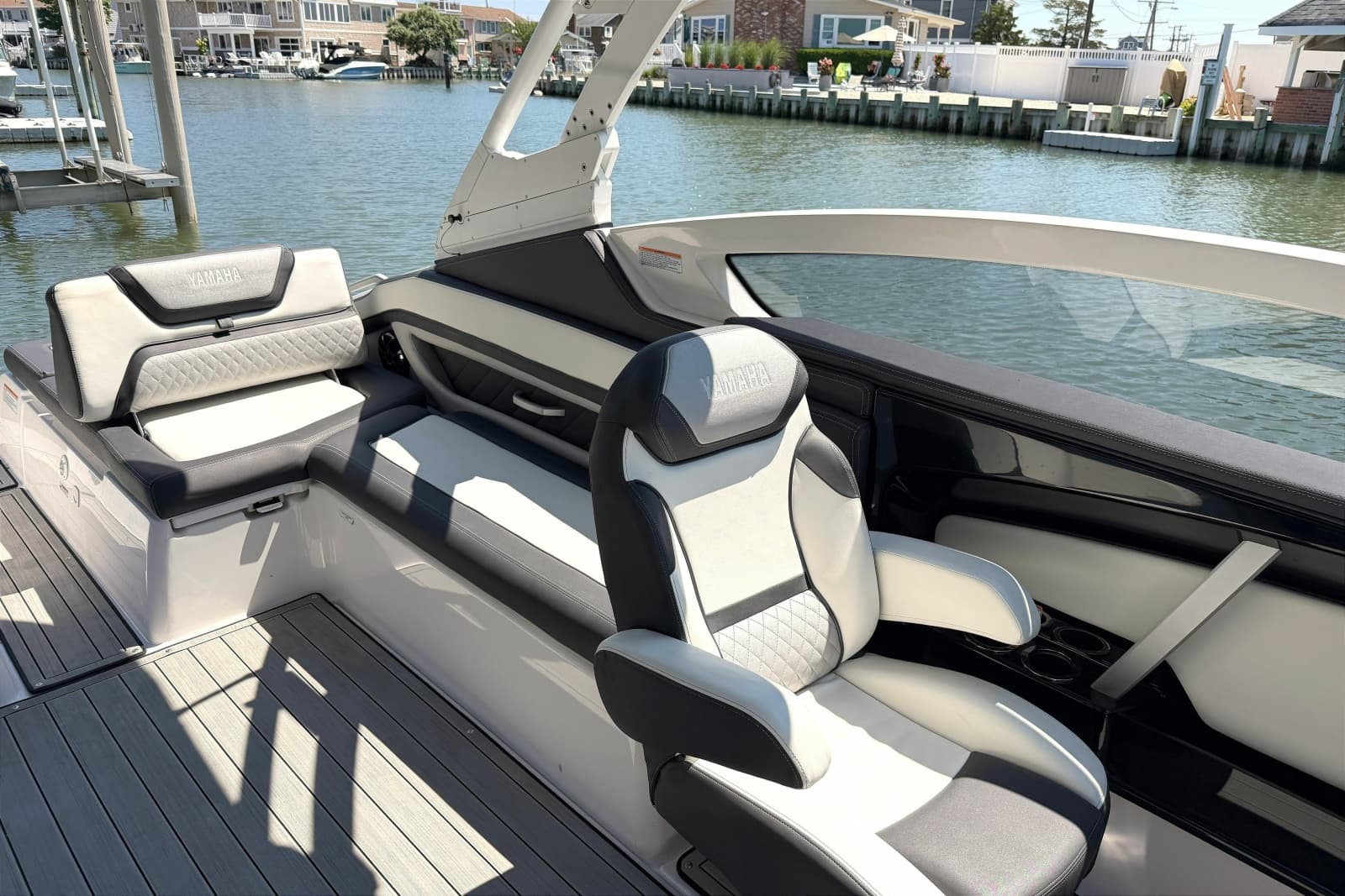 2023 Yamaha Boats 275SE