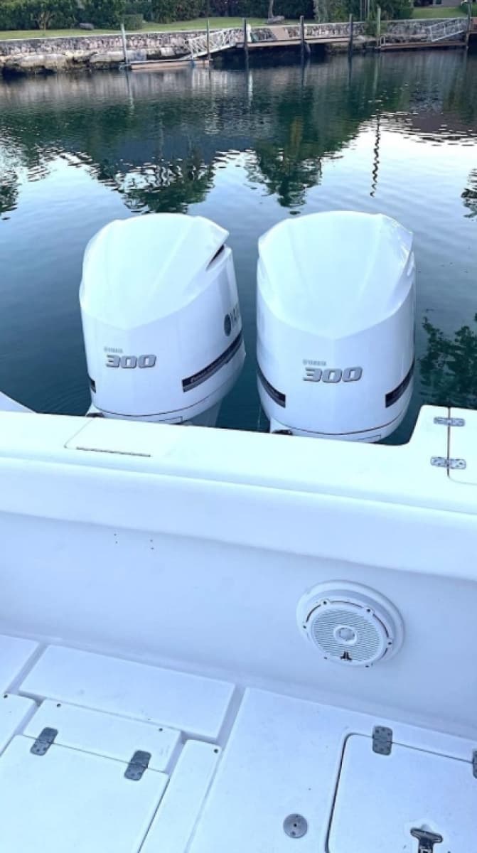 2002 Intrepid 323 Cuddy