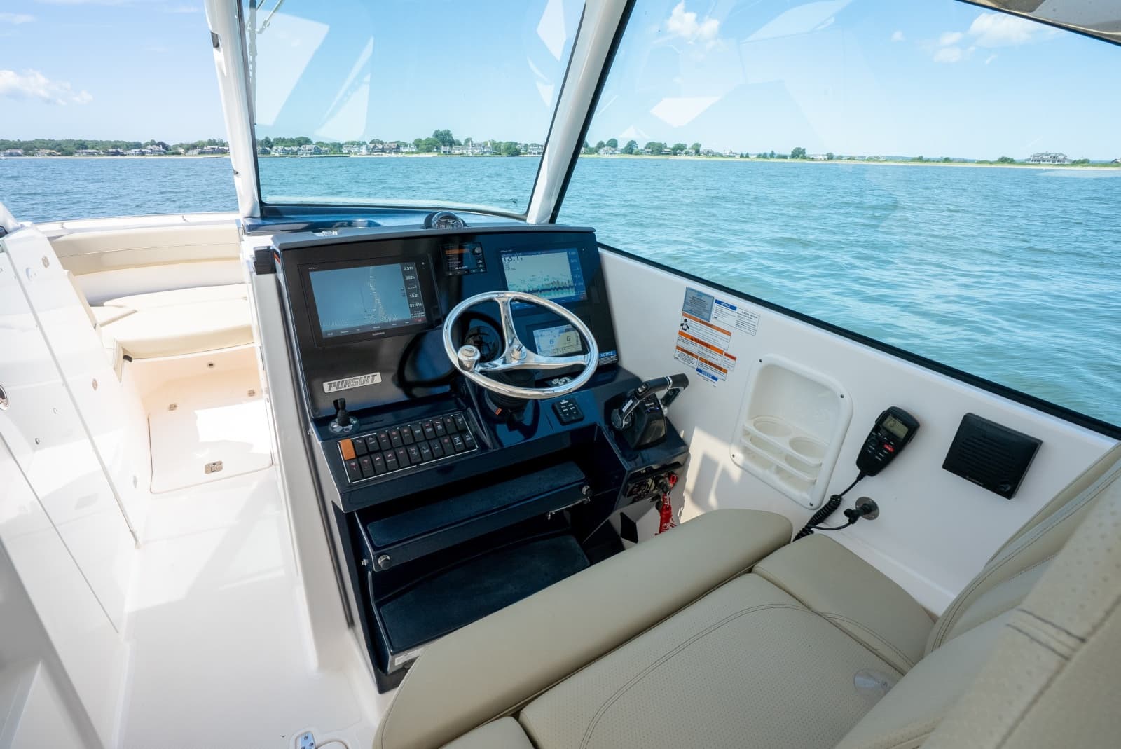 2018 Pursuit 325 DC