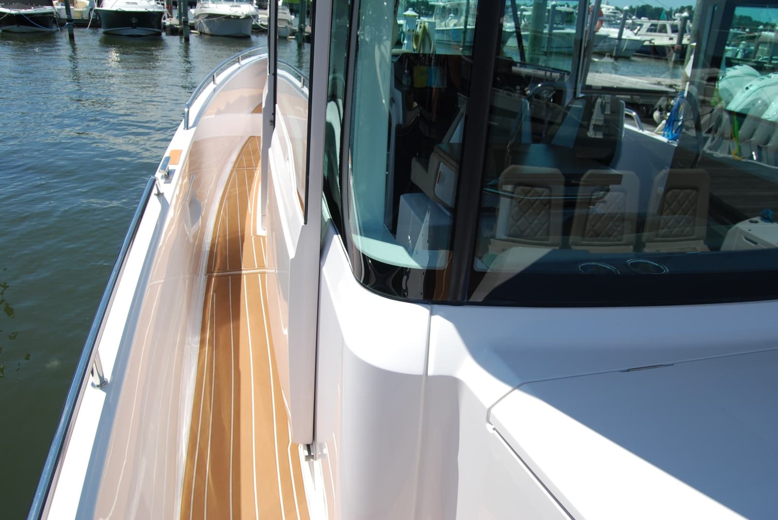 2022 Axopar 37 XC Cross Cabin