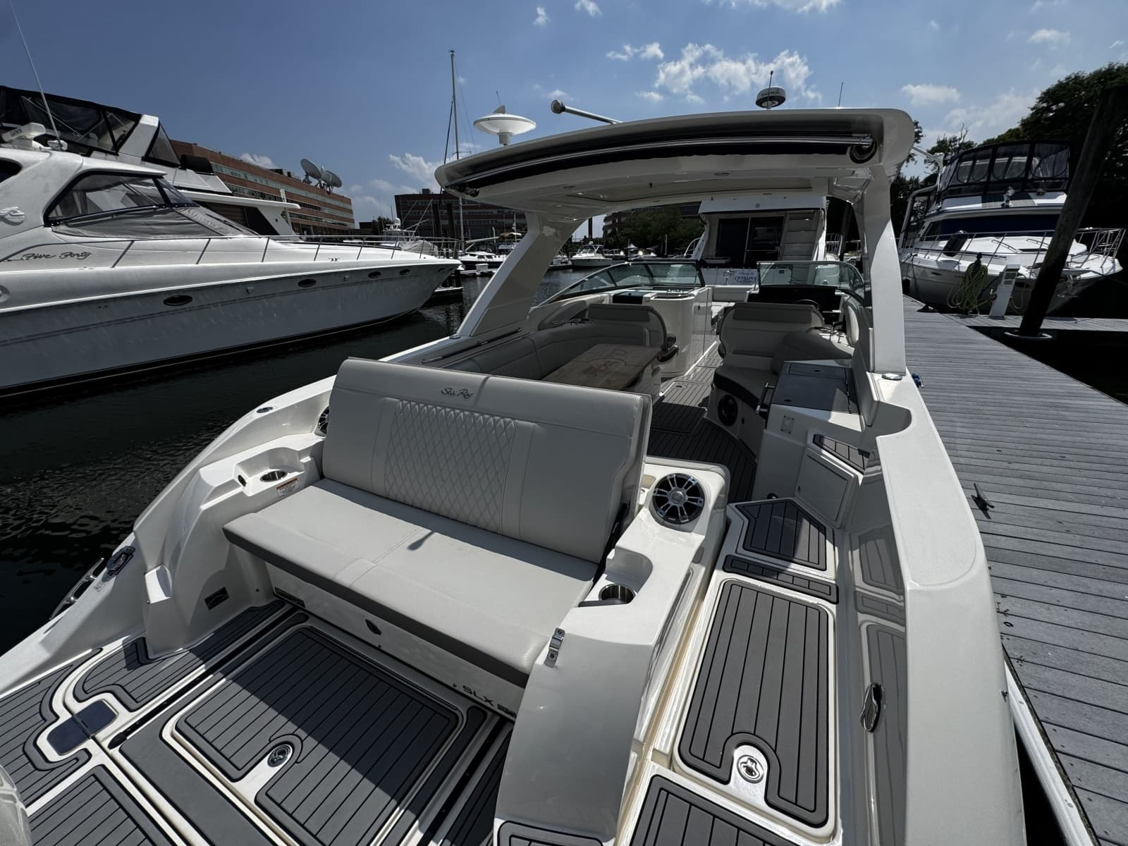 2021 Sea Ray 350 SLX