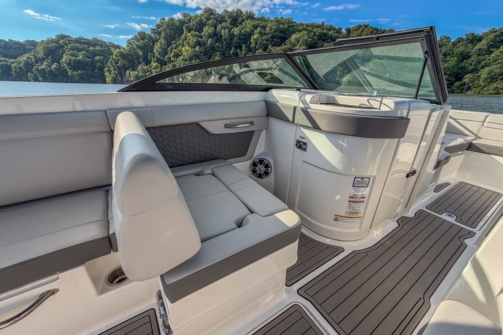 2024 Sea Ray SDX 270