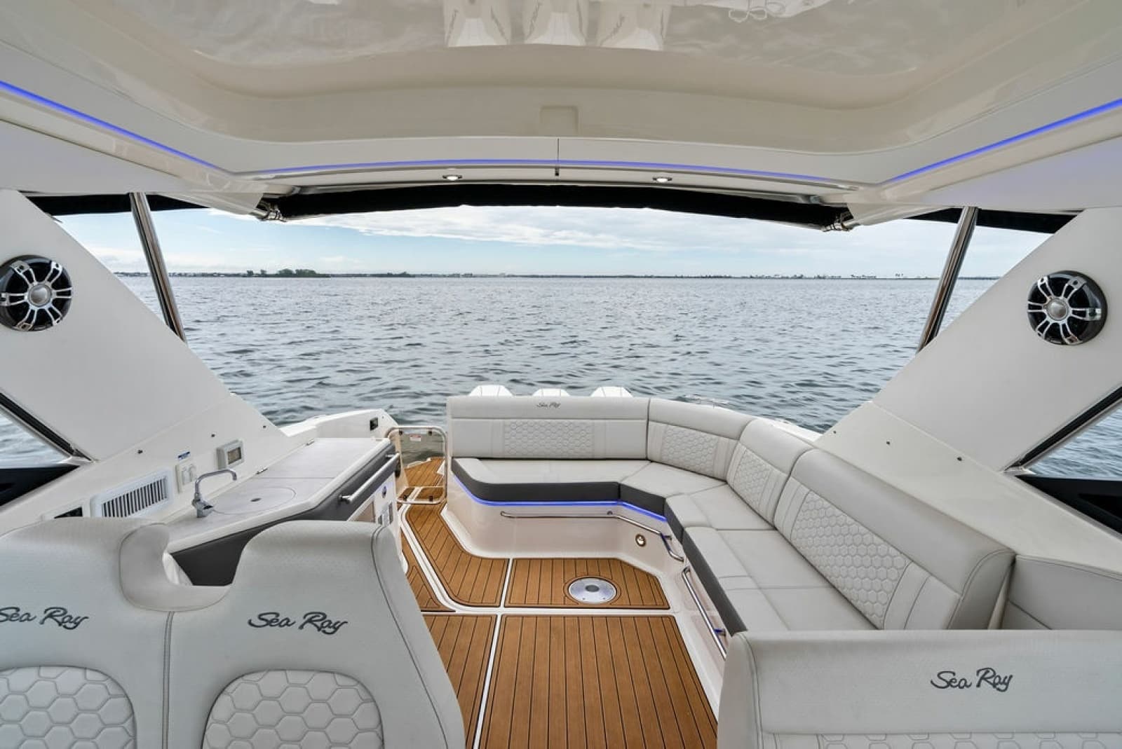 2022 Sea Ray Sundancer 320 Outboard