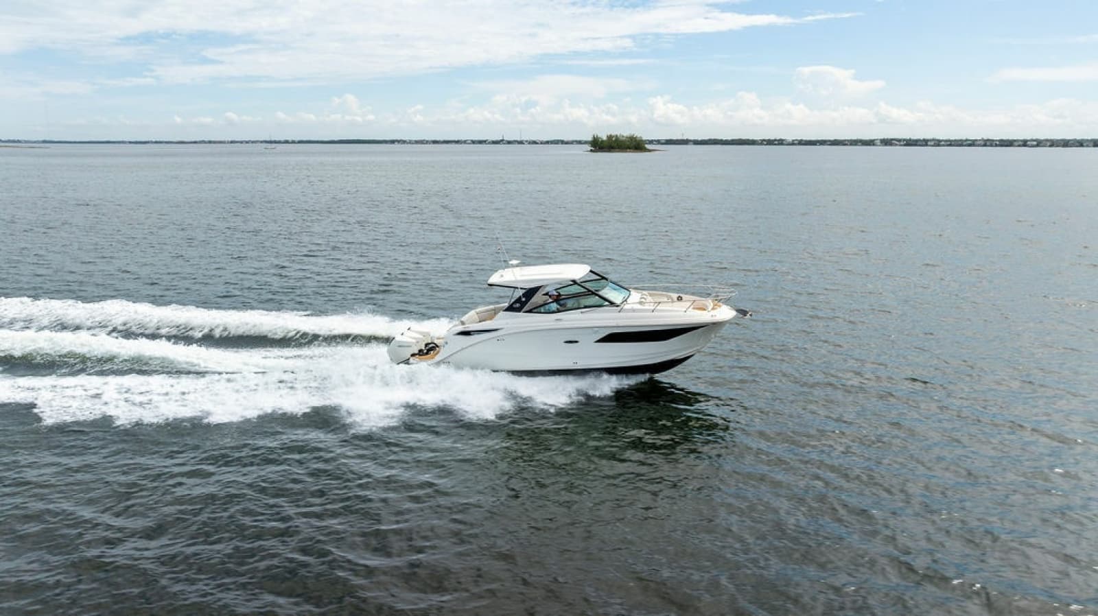 2022 Sea Ray Sundancer 320 Outboard